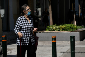Κορονοϊός: Γιατί δεν έχει ανακοινωθεί μέχρι σήμερα η χρήση μάσκας και έξω στην Αττική