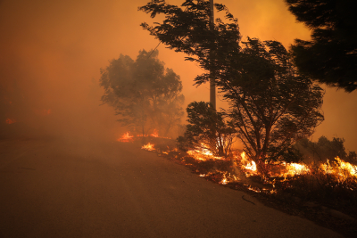 Φωτιά σε Πεντέλη-Ντράφι: Εφιαλτική νύχτα, νέα επιδείνωση των ανέμων τα ξημερώματα της Τετάρτης