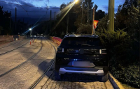 Πάρκαρε πάνω στις γραμμές του τραμ και το πλήρωσε: Πρόστιμο και αφαίρεση διπλώματος