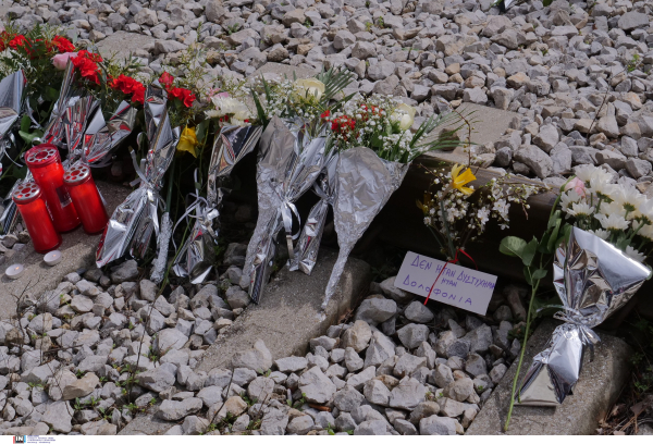 «Τόσο γρήγορα έβγαλαν τιμή και κοστολόγησαν τα νεκρά παιδιά μας;»: Συγκλονίζει πατέρας θύματος στα Τέμπη