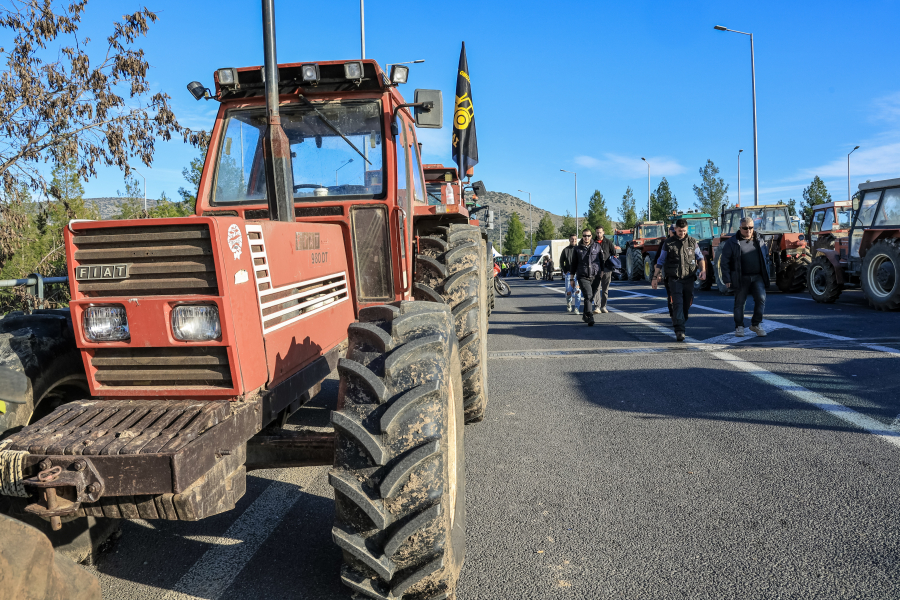 Ενισχύονται τα αγροτικά μπλόκα - Συμβολικοί αποκλεισμοί της Εθνικής