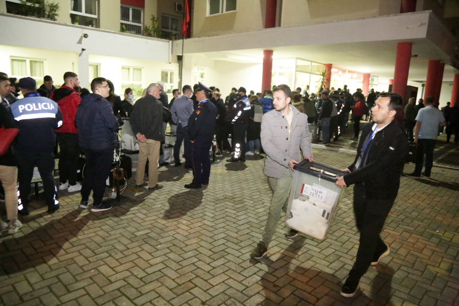 Έκλεισαν οι κάλπες στην Αλβανία: Όλα τα βλέμματα στραμμένα στη Χειμάρρα