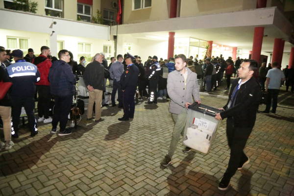 Έκλεισαν οι κάλπες στην Αλβανία: Όλα τα βλέμματα στραμμένα στη Χειμάρρα