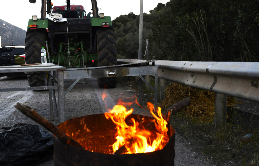 Στα «κάγκελα» του Τελωνείου Νίκης παραμένουν οι αγρότες της Φλώρινας