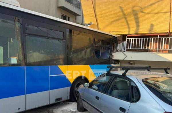 Παπάγου: Λεωφορείο έπεσε σε πολυκατοικία, πάνω σε μπαλκόνι (Εικόνα)