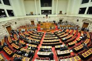Χαμός στη Βουλή με τις τροπολογίες της τελευταίας στιγμής