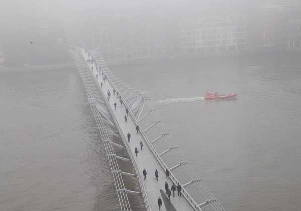 «Χάος» στα αεροδρόμια του Λονδίνου από την ομίχλη