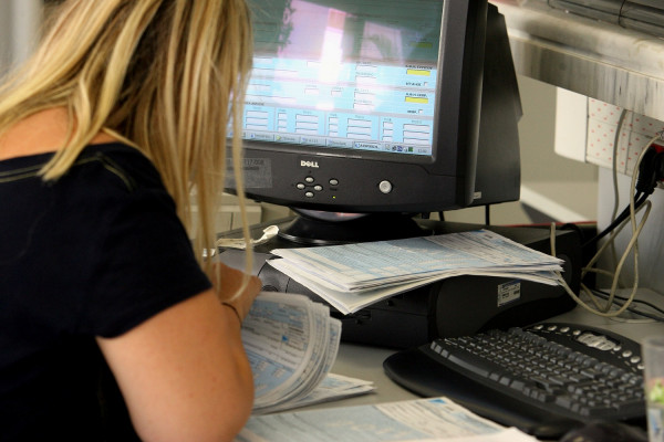 Μειώνονται οι ασφαλιστικές εισφορές - Τι θα πληρώνουν μισθωτοί, ελεύθεροι επαγγελματίες και αγρότες