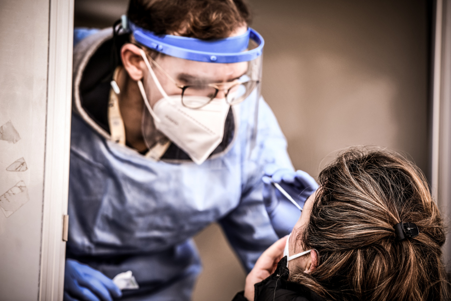 Εντός της ημέρας λύνεται το πρόβλημα με τα θετικά rapid test των εμβολιασμένων σε ΕΦΚΑ και ΕΡΓΑΝΗ