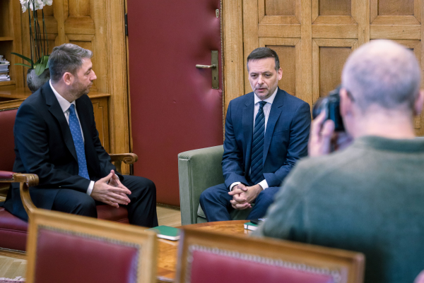 Συνάντηση Ανδρουλάκη - Δούκα για το τέλος ταφής: Στραγγαλίζουν τους δήμους