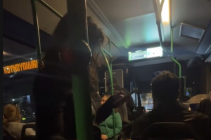 Χανιά: Οδηγός λεωφορείου μερακλώνει τους επιβάτες με Βίσση και Θεοδωρίδου (Βίντεο)