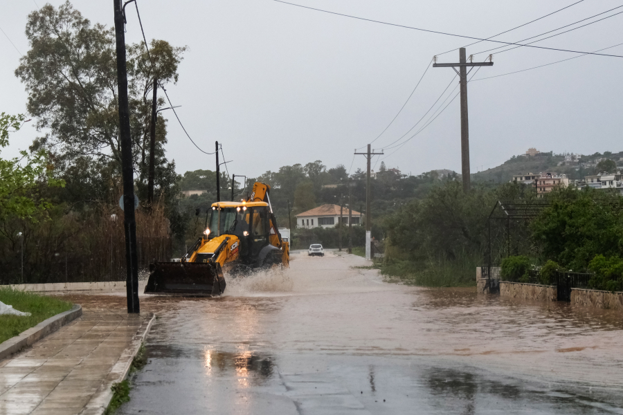 Σφυροκοπά την Κρήτη η κακοκαιρία: Δρόμοι «ποτάμια» στα Χανιά, ακυρώσεις πτήσεων και κουβάδες στο νοσοκομείο