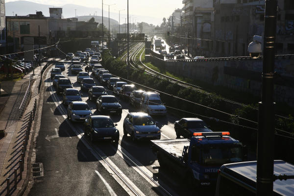 Άνοδος στις υπηρεσίες και στην αγορά αυτοκινήτων - Μικτές τάσεις στο χονδρικό εμπόριο