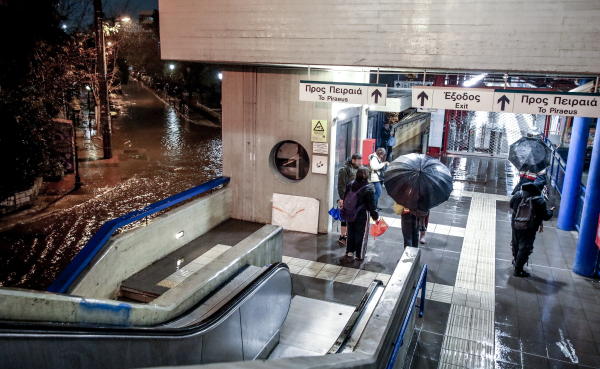 Καιρός: Έρχονται τρία διαδοχικά κύματα με βροχές και ισχυρούς ανέμους - Τι θα γίνει στην Αττική