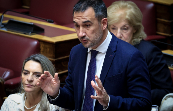 Παρέμβαση Χαρίτση στη Βουλή: Όλοι οι υπουργοί προσπαθούν παρουσιάσουν το μαύρο άσπρο