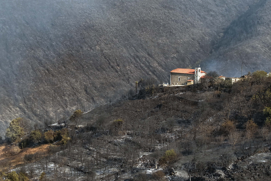 Χωρίς ενεργά μέτωπα οι φωτιές - Τεράστια οικολογική καταστροφή σε Κύθηρα και Εύβοια