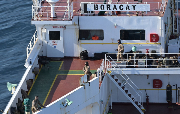 Νηοψία στο δεξαμενόπλοιο που ανήκει στον ρωσικό «σκιώδη στόλο» - Δηλώσεις Μακρόν (Βίντεο)