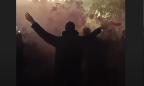 «Ηλία... ρίχτο»: Μαγαζί στη Λάρισα έκλεισε και έγινε χαμός - «Έφευγαν» τραπέζια, πιάτα, άναψαν και καπνογόνα