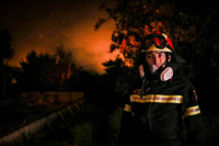 Φωτιά στη Βαρυμπόμπη: Συγκλονιστικό βίντεο, πυροσβεστικό περνάει μέσα από τις φλόγες - «Πάμε, θα μας κλείσει...»