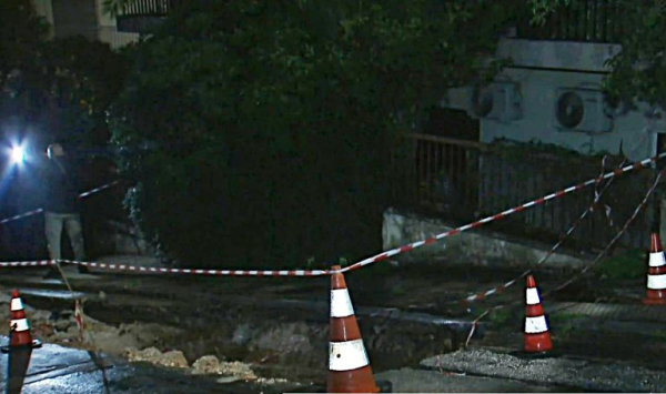 Κακοκαιρία στην Αττική: Υπερχείλισε ρέμα στο Πικέρμι, καθίζηση στο Πολύγωνο