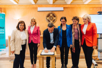 Ο Χάρης Δούκας υπέγραψε την Αναθεωρημένη Ευρωπαϊκή Χάρτα για την Ισότητα Γυναικών και Ανδρών