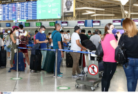 ΕΚΠΟΙΖΩ: Καταναλωτές ακόμη περιμένουν τα χρήματά τους για πτήσεις που ακυρώθηκαν στην πανδημία