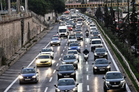 Κυκλοφοριακό «έμφραγμα» με κίνηση στους δρόμους: Χαμηλές ταχύτητες και καραμπόλα στην Κηφισίας