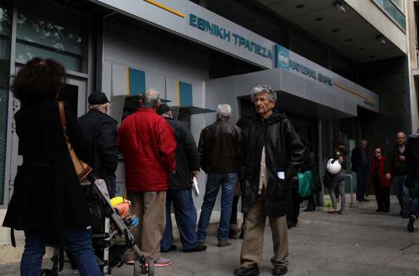 Μόνο σήμερα έκαναν «φτερά» 600 εκατ. ευρώ καταθέσεις απο τις τράπεζες