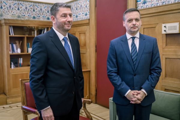 Όταν ο Νίκος απέφυγε να δώσει το χέρι του στον Χάρη