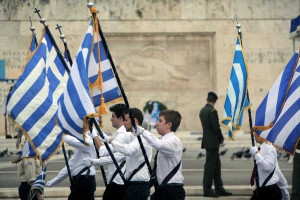 Σε εξέλιξη η μαθητική παρέλαση στην Αθήνα