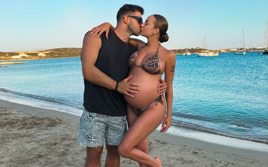 Ο Γιώργος Λιβάνης και η Ανδρομάχη Δημητροπούλου ανεβαίνουν τα σκαλιά της εκκλησίας