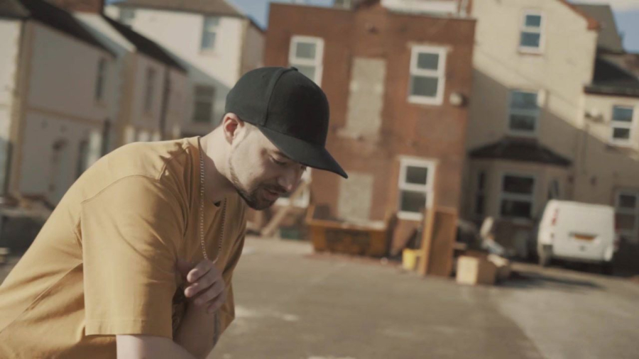 Παρουσιάστηκε στην Ασφάλεια ο τράπερ Ricta για τον ξυλοδαρμό του 23χρονου