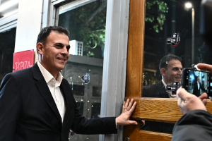 Καραμέρος: «Πολιτικό αυτογκόλ» η συνάντηση Ανδρουλάκη - Μητσοτάκη πριν τη μάχη του προϋπολογισμού