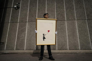 Έργο του Banksy έκανε «φτερά» από μουσείο του Παρισιού