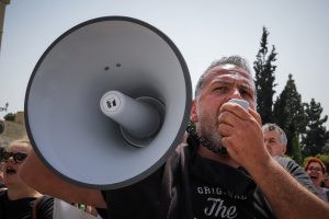 «Από εργαζόμενος... εργάτης χωρίς ζωή»: Απεργιακός πυρετός την Τρίτη - Ποιοι κατεβάζουν ρολά, πού θα γίνουν συγκεντρώσεις