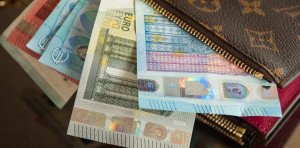Επίδομα 800 ευρώ: Οι ημερομηνίες πληρωμής - Πότε θα ανοίξουν οι διορθώσεις