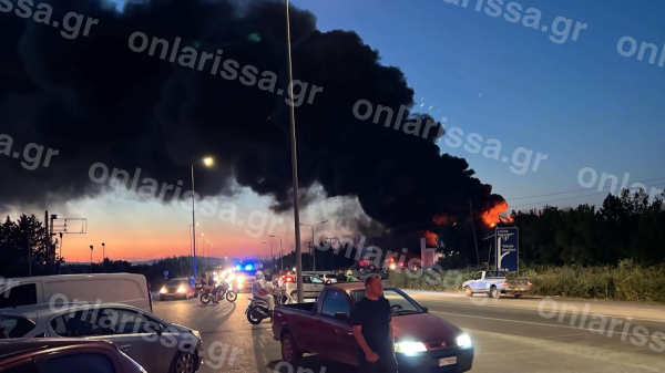 Φωτιά στη Λάρισα: Καλύτερη η εικόνα της πυρκαγιάς στο εργοστάσιο - Συναγερμός για το νέφος καπνού