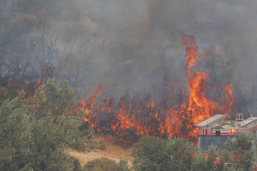 Φωτιές: Κάηκαν σπίτια στη Μεγαλόπολη - Συγκλονιστικά βίντεο από Αρκαδία, Αχαΐα, Αργολίδα