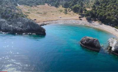 Αγίου Πνεύματος: Η πεντακάθαρη «δίδυμη» παραλία σε απόσταση αναπνοής από την Αθήνα