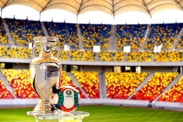 Έπεσε το τρόπαιο του Euro 2020 ενώ δημοσιογράφος ήταν στον «αέρα» (βίντεο)