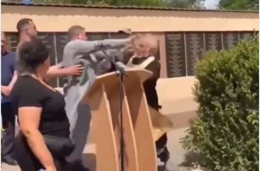 Απίστευτος καυγάς μεταξύ παπάδων εν μέσω κηδείας: Ρώσος χτύπησε Ουκρανό με σταυρό λόγω Πούτιν (βίντεο)