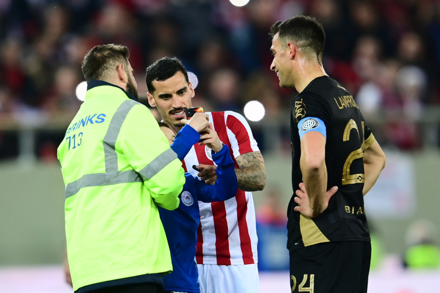 Τρομερή σκηνή στο Καραϊσκάκης: Ένα παιδάκι μπήκε στο γήπεδο, λόγω… Τσικίνιο!