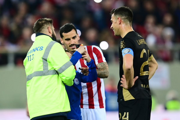 Τρομερή σκηνή στο Καραϊσκάκης: Ένα παιδάκι μπήκε στο γήπεδο, λόγω… Τσικίνιο!