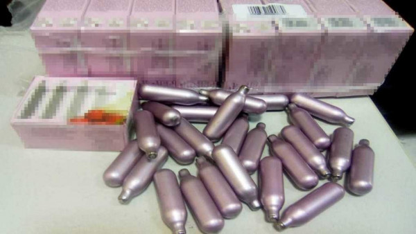 Κατασχέθηκαν αμπούλες και μπαλόνια γέλιου στην Κρήτη