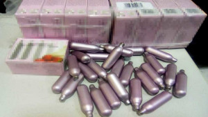 Κατασχέθηκαν αμπούλες και μπαλόνια γέλιου στην Κρήτη