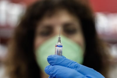 Κορονοϊός: Οι δόσεις του εμβολίου «δείχνουν» τα συμπτώματα