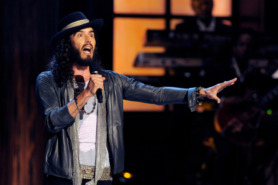 Ράσελ Μπραντ: Απαγγέλθηκαν κατηγορίες για βιασμό και σεξουαλικές επιθέσεις στον κωμικό ηθοποιό