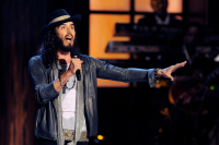 Ράσελ Μπραντ: Απαγγέλθηκαν κατηγορίες για βιασμό και σεξουαλικές επιθέσεις στον κωμικό ηθοποιό