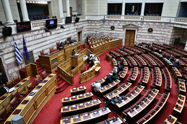 Βουλή: Μετωπική στο νομοσχέδιο για τις συλλογικές συμβάσεις - Αποχώρησαν ΚΚΕ και Νέα Αριστερά