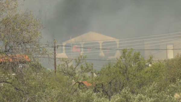Εκτός ελέγχου η φωτιά στο Λουτράκι, κάηκαν σπίτια - Κλειστή η Εθνική Οδός